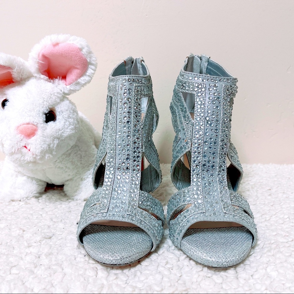 Brand New Sliver Color Party & Evening Shoes from Gianni Bini. Size 6.5M